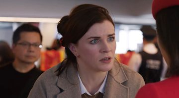 Aisling Bea no revival de Esqueceram de Mim (Foto: Reprodução)