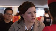 Aisling Bea no revival de Esqueceram de Mim (Foto: Reprodução)