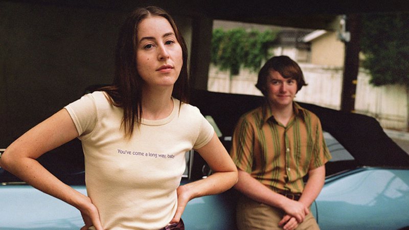 Alana Haim e Cooper Hoffman em Licorice Pizza (Foto: Divulgação)