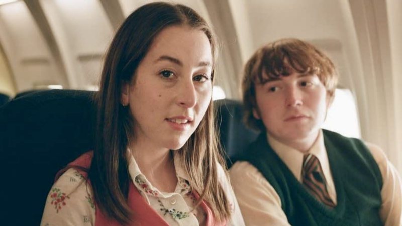 Alana Haim e Cooper Hoffman em Licorice Pizza (Foto: Reprodução / IMDb)