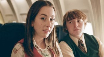 Alana Haim e Cooper Hoffman em Licorice Pizza (Foto: Reprodução / IMDb)