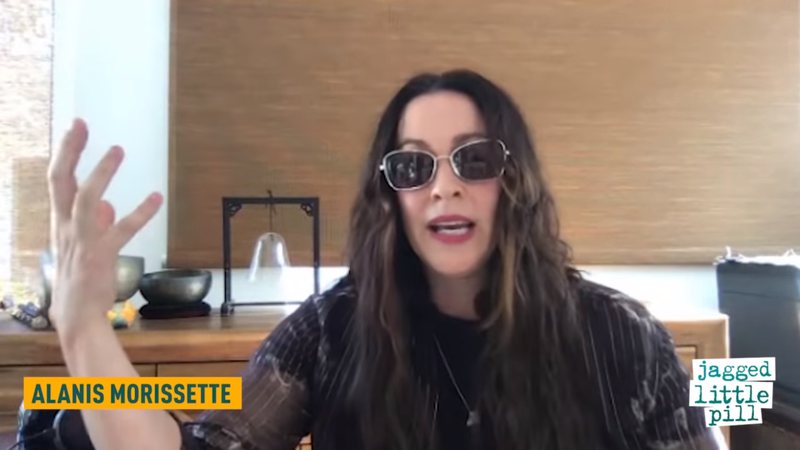 Alanis Morissette na live de apresentação de Jagged Little Pill (foto: reprodução/ YouTube)