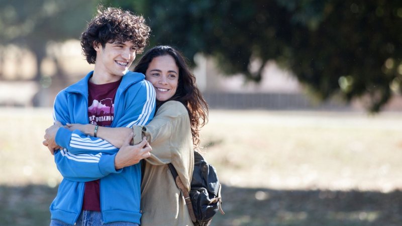 Alice Braga e Gabriel Leone em Eduardo e Mônica, de René Sampaio (Foto: Divulgação)