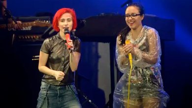 Hayley Williams e Aline Lima. (Foto: Osmar Portilho)