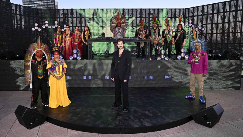 Alok e artistas indígenas no topo do prédio da ONU (Foto: Dave Kotinsky/Getty Images)