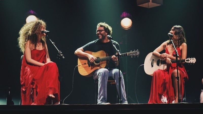 Duca Leindecker (no centro) e a dupla Anavitória