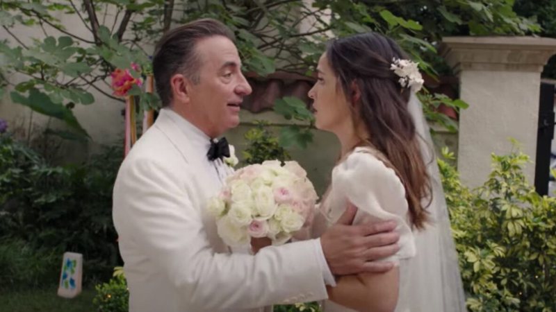 Andy Garcia e Adria Arjona em O Pai da Noiva (Foto: Divulgação / HBO Max)