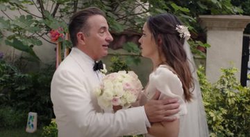 Andy Garcia e Adria Arjona em O Pai da Noiva (Foto: Divulgação / HBO Max)