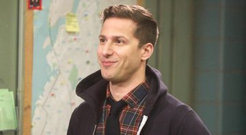 Andy Samberg em Brooklyn Nine-Nine (Foto: Reprodução/IMDb)