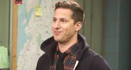 Andy Samberg em Brooklyn Nine-Nine (Foto: Reprodução/IMDb)