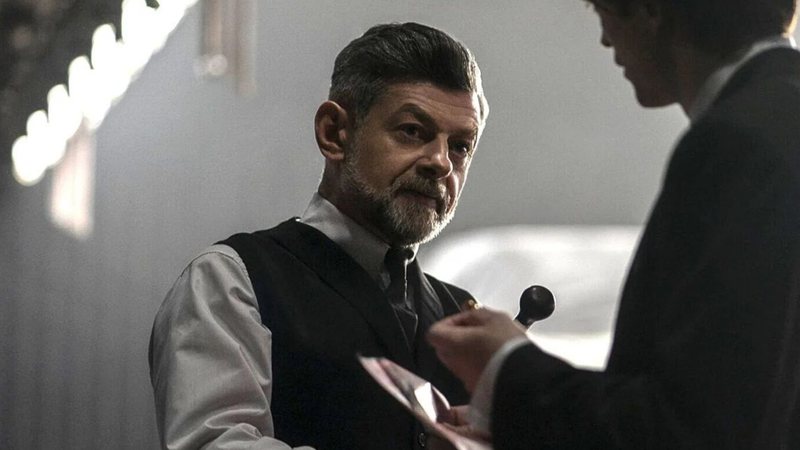 Andy Serkis em The Batman (Foto: Divulgação / Warner Bros.)