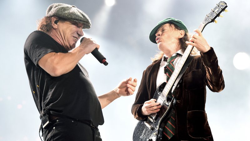 Brian Johnson e Angus Young. (Créditos: Kevin Winter/Getty Images)