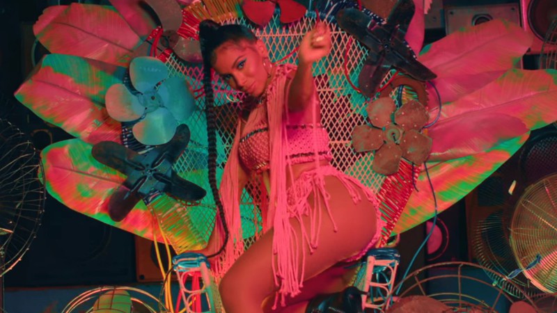 Anitta no clipe de "Muito Calor" (Foto: Reprodução / YouTube)