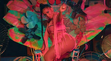 Anitta no clipe de "Muito Calor" (Foto: Reprodução / YouTube)