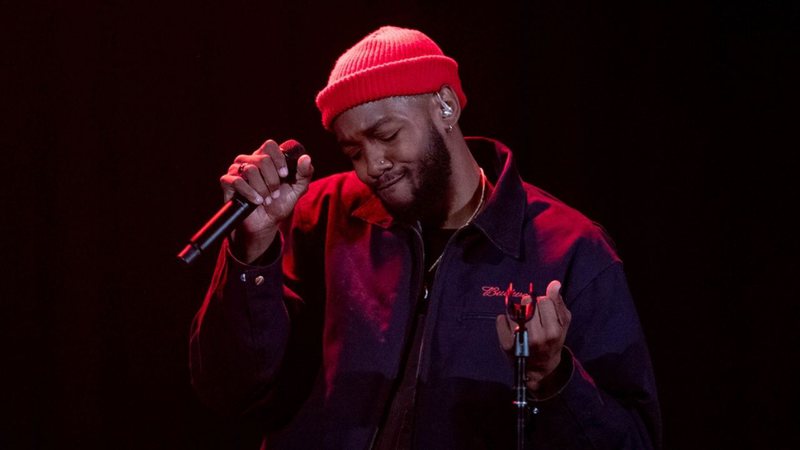 Ant Clemons se apresentando no The Roxy Theatre (Foto: Emma McIntyre/Getty Images)