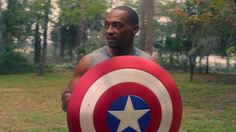 Anthony Mackie segurando o escudo do Capitão América como Falcão em Falcão e o Soldado Invernal (Foto: Reprodução/IMDb)