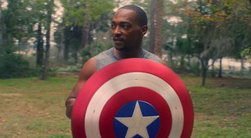 Anthony Mackie segurando o escudo do Capitão América como Falcão em Falcão e o Soldado Invernal (Foto: Reprodução/IMDb)