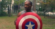 Anthony Mackie segurando o escudo do Capitão América como Falcão em Falcão e o Soldado Invernal (Foto: Reprodução/IMDb)