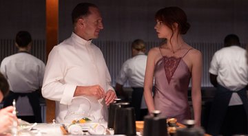 Anya Taylor-Joy e Ralph Fiennes em The Menu (Foto: Divulgação)