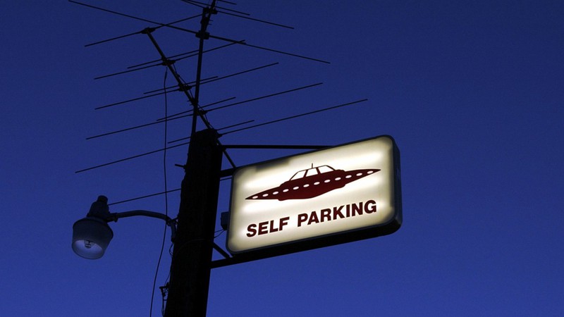 Uma placa de estacionamento com o desenho de uma espaçonave pendurada em Rachel, Nevada (Foto:Laura Rauch/AP)