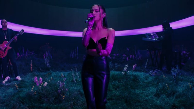 Ariana Grande performando "pov" (Foto: Reprodução / YouTube)