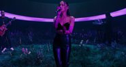 Ariana Grande performando "pov" (Foto: Reprodução / YouTube)