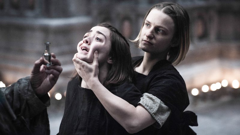 Arya Stark e a Criança Abandonada em Game of Thrones (foto: reprodução HBO)