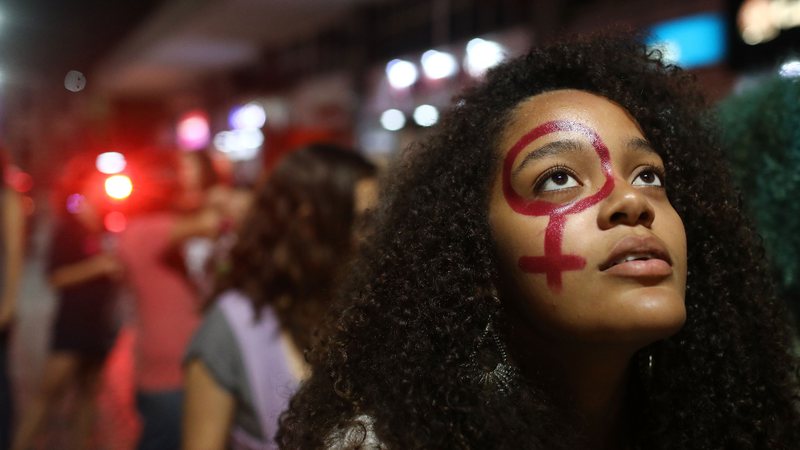 Ativistas marcham pelo direito pró-escolha em 28 de setembro de 2017, no Rio de Janeiro (Foto: Mario Tama / Getty Images)