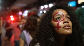 Ativistas marcham pelo direito pró-escolha em 28 de setembro de 2017, no Rio de Janeiro (Foto: Mario Tama / Getty Images)