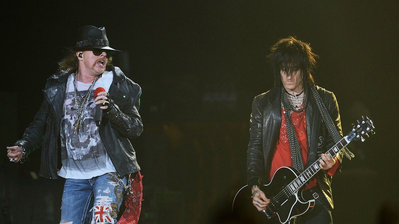 Axl Rose e Richard Fortus, do Guns N' Roses (Foto:AP Photo/Mark Allan)