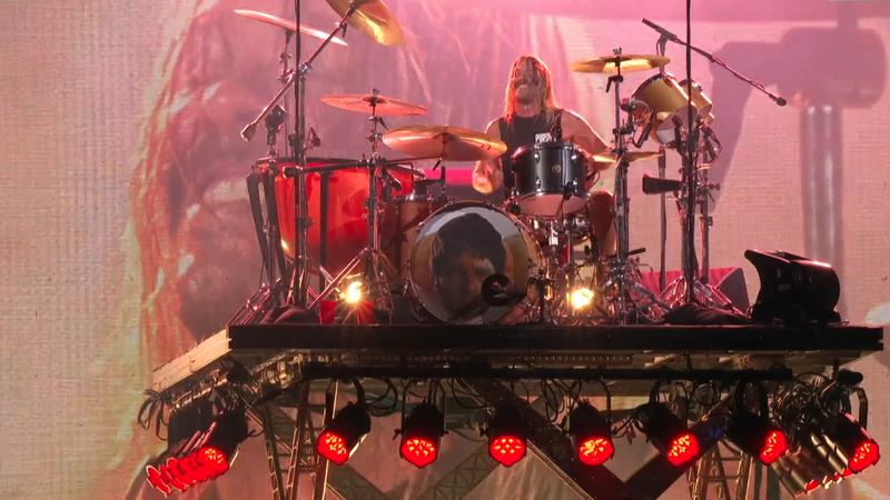 Taylor Hawkins faz solo de bateria no Rock in Rio e estampa rosto de ex-oasis no bumbo (Foto: Reprodução/Globo)