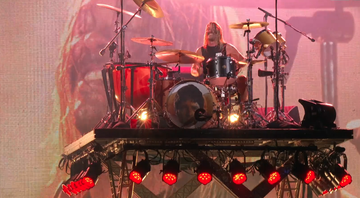 Taylor Hawkins faz solo de bateria no Rock in Rio e estampa rosto de ex-oasis no bumbo (Foto: Reprodução/Globo)