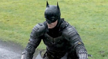 Dublê aparece com o traje completo do novo Batman (Foto:Reprodução/Twitter/PA Media)