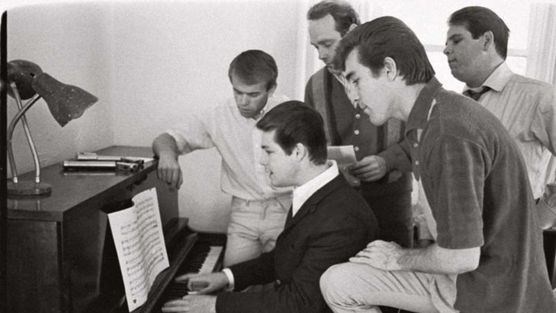 Em foto de 1964, Brian Wilson (ao piano) mostra uma nova composição para a banda. Junto a ele estão (da esq. para a dir.) Al Jardine, Mike Love, Dennis Wilson e Carl Wilson (Foto: Divulgação)