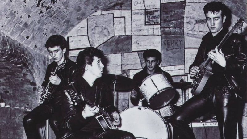 Os Beatles no Cavern Club (Foto: Reprodução/ Twitter/ Liverpool Beatles Museum)