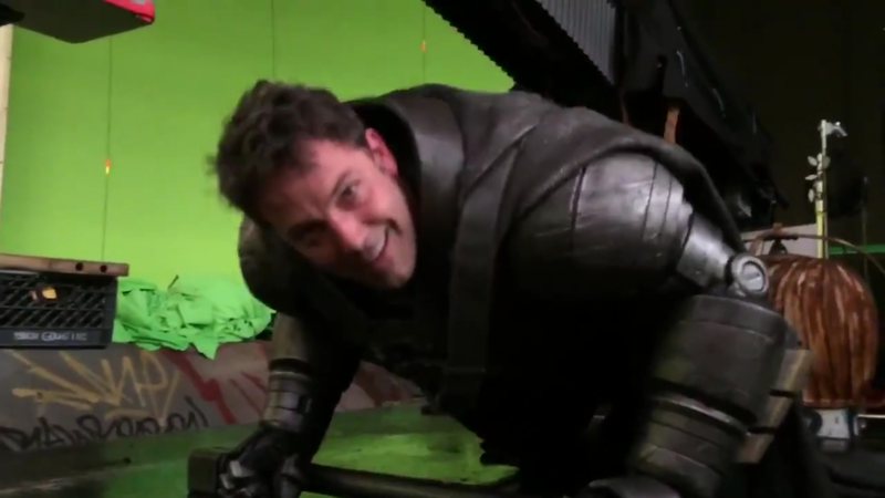 Ben Affleck com a armadura de kryptonita no set de Batman vs Superman (Foto: Reprodução/Twitter)