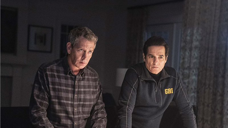 Ben Mendelsohn e Yul Vazquez em The Outsider (Foto:Reprodução)