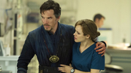 Benedict Cumberbatch e Rachel McAdams em Doutor Estranho (Foto: Reprodução / Disney+)