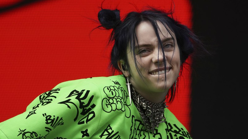 Billie Eilish em ação (Owen Humphreys/PA via AP Images)