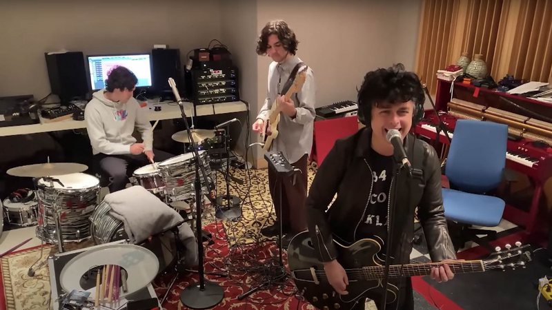 Billie Joe Armstrong, do Green Day, tocando com os filhos Jakob e Joey (Foto: Reprodução / YouTube)