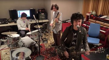 Billie Joe Armstrong, do Green Day, tocando com os filhos Jakob e Joey (Foto: Reprodução / YouTube)