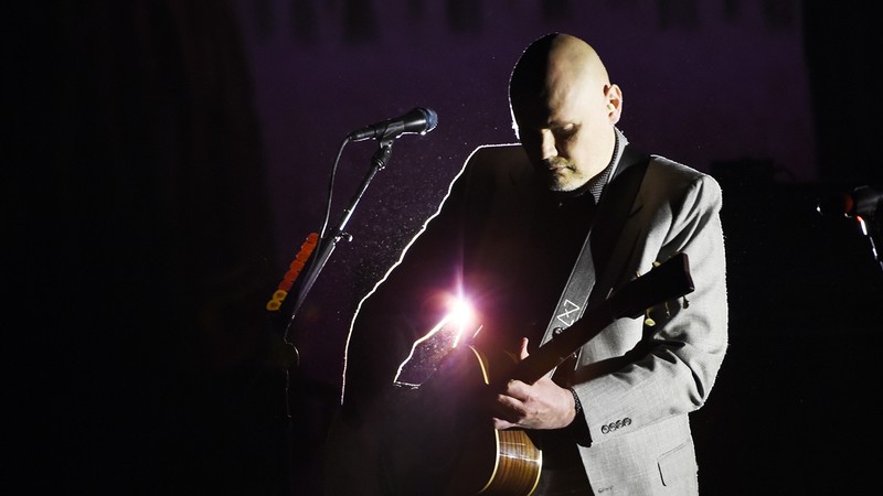 Billy Corgan à frente do Smashing Pumpkins, durante show da turnê "eletro-acústica", intitulada In Plainsong, da banda (Foto: Chris Pizzello/AP)