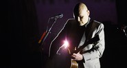 Billy Corgan à frente do Smashing Pumpkins, durante show da turnê "eletro-acústica", intitulada In Plainsong, da banda (Foto: Chris Pizzello/AP)