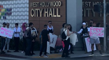 Manifestação em frente à prefeitura de Los Angeles (Foto:Reprodução/Twitter/@gregw_dj)