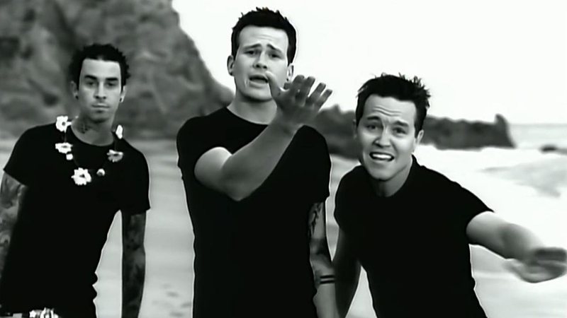 Blink-182 em clipe de 'All The Small Things' (Foto: reprodução/ vídeo)