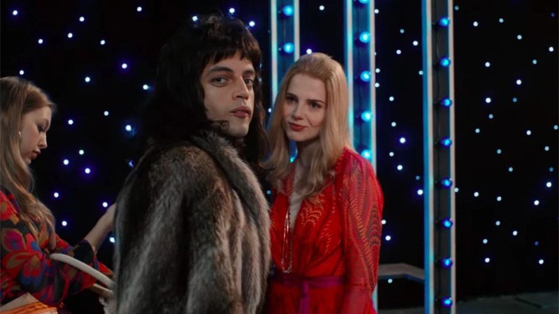 Rami Malek e Lucy Boynton em cena de Bohemian Rhapsody (foto: Divulgação)