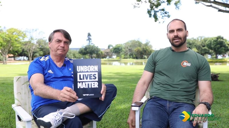 Jair Bolsonaro e Eduardo Bolsonaro em entrevista (foto: reprodução/ YouTube - Eduardo Bolsonaro)