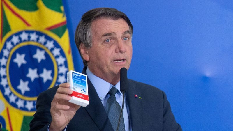 Bolsonaron segurando caixa do remédio cloroquina (Foto: Andressa Anholete/Getty Images)