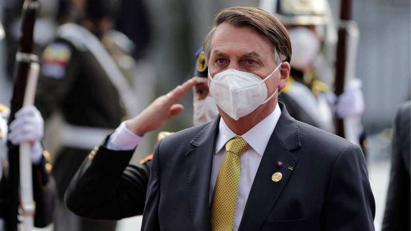 Jair Bolsonaro de máscara no Equador (Foto: Franklin Jacome/Getty Images)