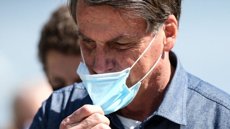 Jair Bolsonaro mexe em máscara durante visita a São Paulo em agosto de 2020 (Foto: Alexandre Schneider/Getty Images)